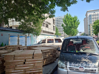 鄭州房地產(chǎn)開(kāi)發(fā)亂象 人行道變身停車場(chǎng)料場(chǎng)，路口人車混行擁堵頻發(fā)